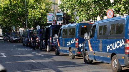 Furgones policiales llegan al Juzgado de Instrucción número 41 de Madrid donde el juez Juan Carlos Peinado interroga este viernes a Begoña Gómez, esposa del presidente del Gobierno, Pedro Sánchez.