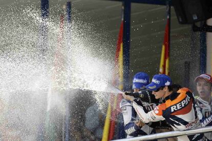 Dani Pedrosa celebra la victoria en el Gran Premio de MotoGP de Jerez, el 30 de marzo de 2008.