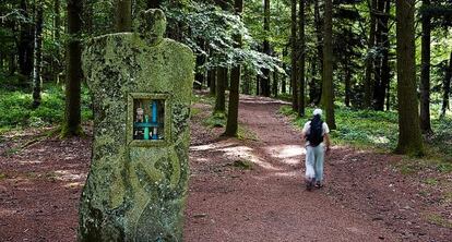 El alerce que puebla los bosques de Millevaches es la base de Ambience Bois, cooperativa autogestionada que hace casas a medida y encarna el sue&ntilde;o socialista. 