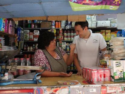 Lourdes Ríos y Thomas Ricolfi en una tienda de México DF.