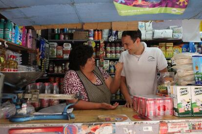 Lourdes Ríos y Thomas Ricolfi en una tienda de México DF.