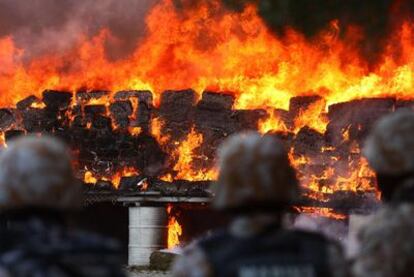 Soldados mexicanos observan la quema de 134 toneladas de marihuana procedentes de un alijo de droga incautado en octubre.