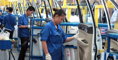 Empleados de General Motors en una fábrica en China