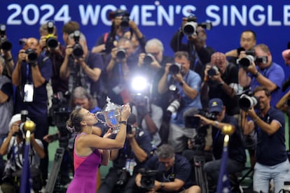 Sabalenka posa ante los fotógrafos con el trofeo de campeona en la pista Arthur Ashe.