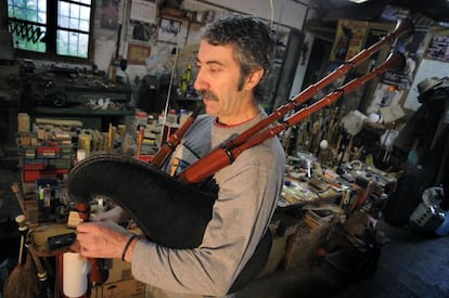 El luthier Sito Carracedo con una de sus gaitas en el taller de Guitiriz.