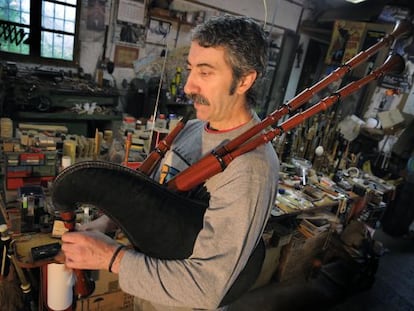 El luthier Sito Carracedo con una de sus gaitas en el taller de Guitiriz.