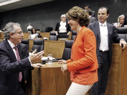 Sanz felicita a Barcina tras su elección como presidenta de Navarra.