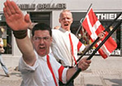Dos neonazis daneses, en una marcha cerca de Copenhague conmemorativa del vigésimo aniversario de la muerte de Rudolf Hess, que fue lugarteniente de Hitler.