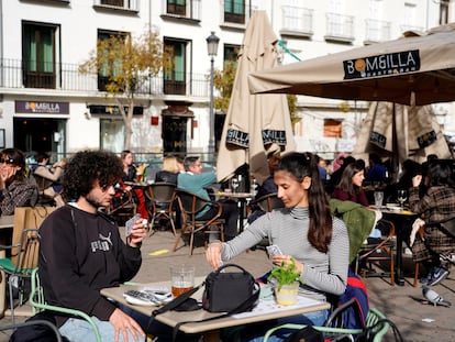 Turistas franceses jugando cartas en una terraza de Madrid.