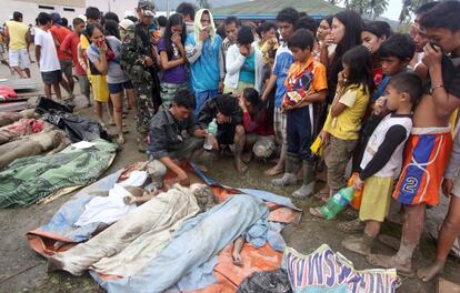 Al menos 60.000 personas se encontraban el miércoles en centros de acogida por las inundaciones y los deslizamientos de tierra principalmente en las regiones de Visayas y Mindanao, donde los soldados buscan a decenas de desaparecidos.