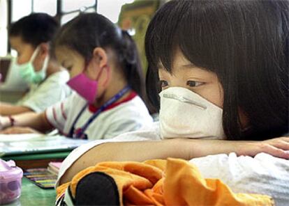 Una niña usa mascarilla en una escuela primaria de Taiwán.