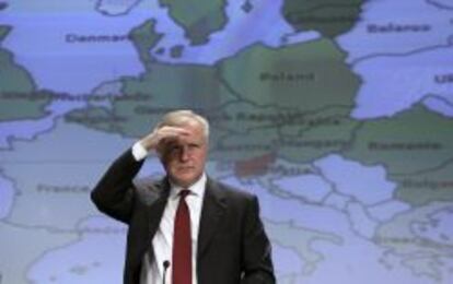 El vicepresidente de la Comisi&oacute;n Europea (CE) y comisario de Asuntos Econ&oacute;micos y Monetarios, Olli Rehn, durante una rueda de prensa en la sede de la Uni&oacute;n Europea, en Bruselas (B&eacute;lgica).