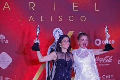 Montserrat Marañón y Ludwika Paleta durante la 66 de la entrega de los Premios Ariel en Guadalajara.