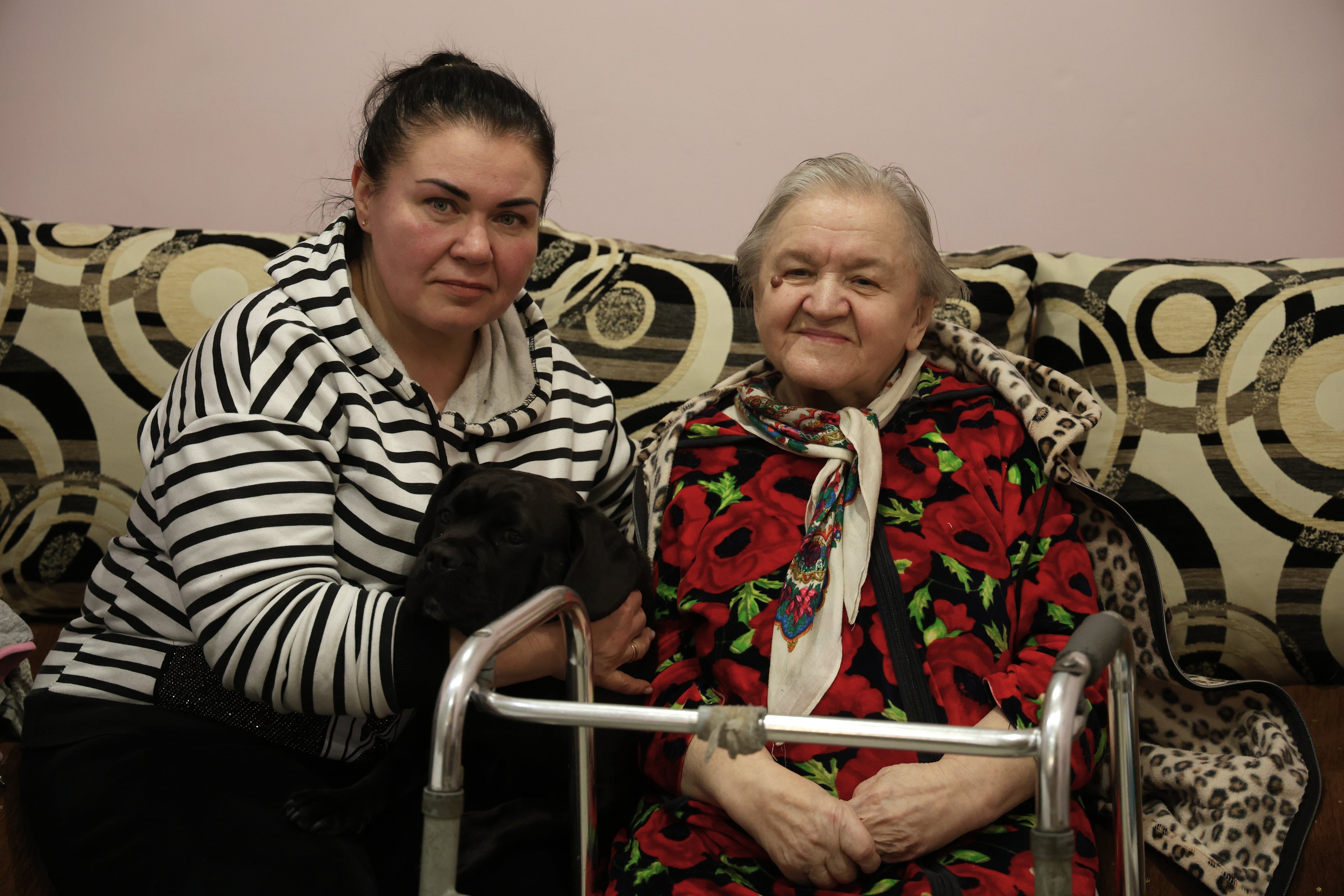 Victoria junto a su madre, Olga, en su casa de Bucha el 20 de febrero.