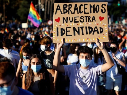 Un joven con una pancarta durante la manifestación del Orgull LGTB+ bajo el lema Els drets trans són drets humans celebrada en Valencia en junio de 2021.