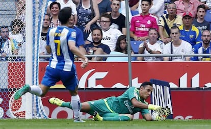 Keylor Navas para el bal&oacute;n frente al delantero del Espanyol Gerard Moreno 