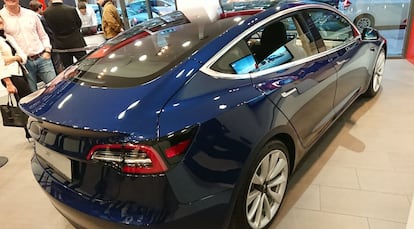 A primera vista el Model 3 transmite bastantes similitudes en su diseño general con el Model S. Aunque en un cuerpo más compacto. Los acabados están a la altura de sus hermanos mayores, así como su equipamiento.