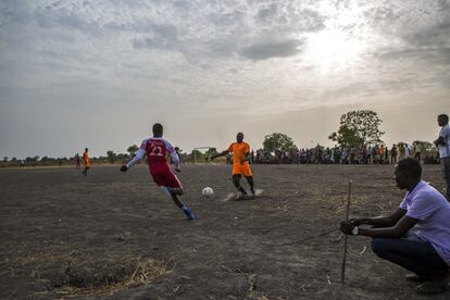 El futbol y otros deportes han permitido a muchos jóvenes canalizar sus frustraciones y traumas sufridos durante la guerra. Old Fangak tiene su propia liga con varios equipos. Una vez por semana este descampado se convierte en un estadio de futbol con jueces de línea, arbitro y aficionados.