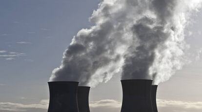 Chimeneas de la central nuclear Burgey, una de las 19 que están en funcionamiento en Francia.