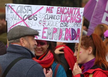 Dos jóvenes sostienen un cartel, en un momento de la manifestación en Madrid.
