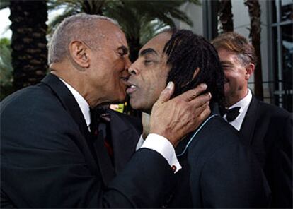 El cantante y actor Harry Belafonte abraza a Gilberto Gil, nombrado personalidad del año de LARAS en Miami.