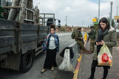 Parada de autobús a la entrada del asentamiento de Ofra. El Ejército vigila los puntos donde se suelen producir ataques contra israelíes en Cisjordania.