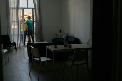 Pedro y Valeria, una joven pareja sin techo en el piso de Casa Caridad en València.