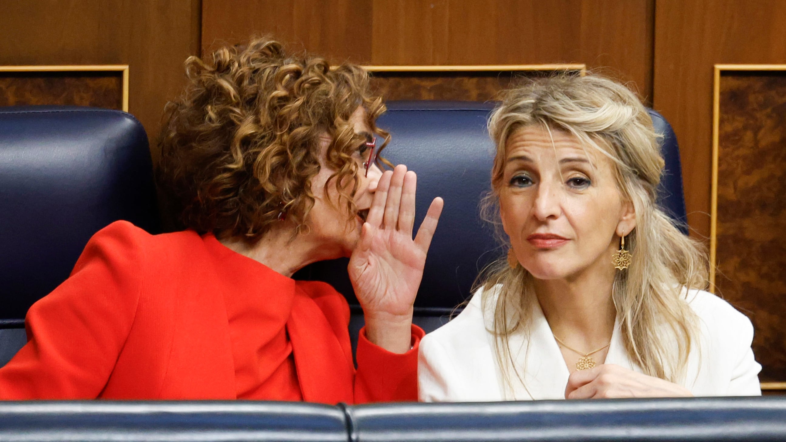 La vicepresidenta primera y ministra de Hacienda, María Jesús Montero y la vicepresidenta segunda y ministra de Trabajo, Yolanda Díaz, el 26 de marzo en el Congreso.
