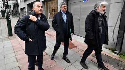 Desde la izquierda, Jordi Turull, Carles Puigdemont y Albert Batet,  momentos antes de la reunión de la Ejecutiva permanente de Junts celebrada en Bruselas, el 9 de diciembre. 