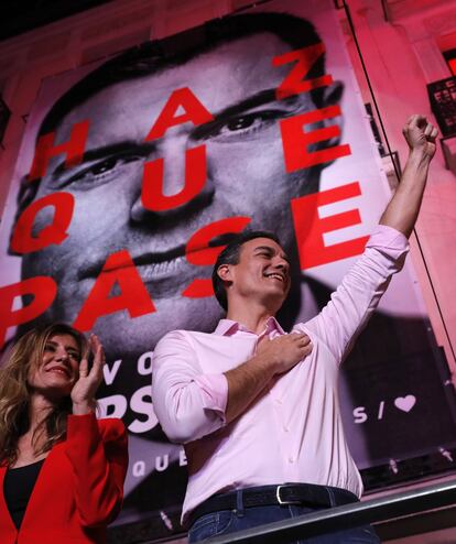 Pedro Sánchez, líder del PSOE, celebra junto a su mujer María Begoña Gómez su triunfo en las elecciones generales de España, el 28 de abril de 2019. Una España dividida votó el domingo en su tercera elección general en cuatro años. El presidente Pedro Sánchez tiene ahora una posición política muy cómoda, con la oposición muy debilitada por el hundimiento sin paliativos del PP, al que casi dobla en escaños. Sánchez se quedó a un escaño de sumar la absoluta con Unidas Podemos, el PNV y algún otro grupo pequeño.