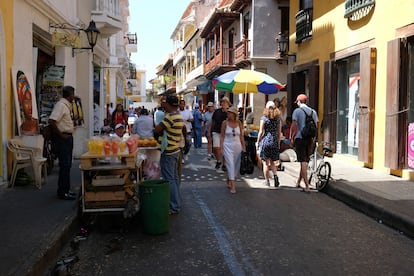 Turistas pasean en las calles de Cartagena (Colombia).