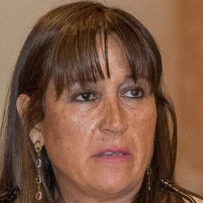 ZARAGOZA. 14/05/20.- La nueva consejera de Sanidad aragonesa, Sira Repollés (c), da un discurso este jueves, durante su ceremonia de toma de posesión en Zaragoza. Repollés ha tendido este jueves la mano a las entidades profesionales y sindicales para "hablar y dialogar y establecer acuerdos" tanto para continuar con las líneas establecidas en la potenciación de la atención primaria y con la prioridad de superar la pandemia de COVID-19. EFE/Javier Cebollada