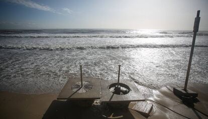 Estat de la platja de Llevant, a Barcelona, després del temporal.