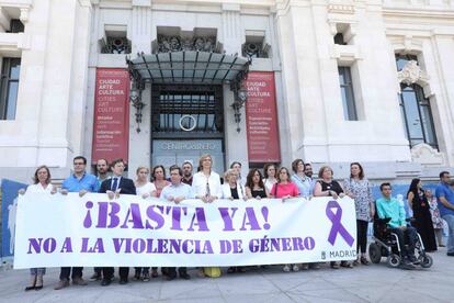 Un minuto de silencio con motivo del asesinato por violencia machista en recuerdo de la víctima de Villaverde, celebrado hoy en el Palacio de Cibeles de Madrid.