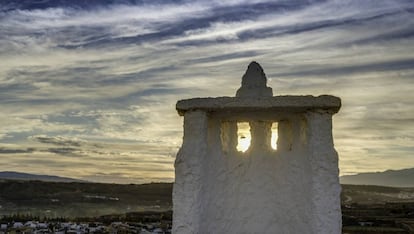 Un mirador en el barrio de las Cuevas de Guadix que simula una chimenea típica de las cuevas de la zona.