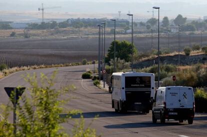 Dos vehículos de conducción de presos esta mañana, en la carretera de salida de la prisión de Valdemoro.
