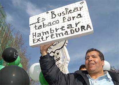 Un manifestante muestra un cartel de protesta exhibido durante la manifestación de ayer en Madrid.