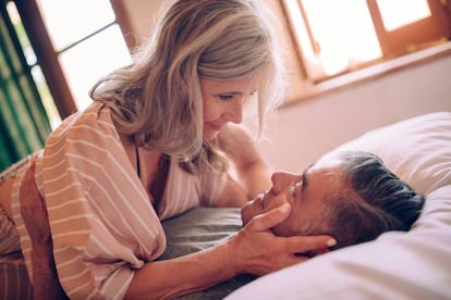 Una pareja en la cama.