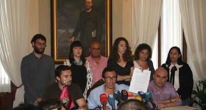 El alcalde de Cádiz, José María González, en el centro, con la carta del ministerio.