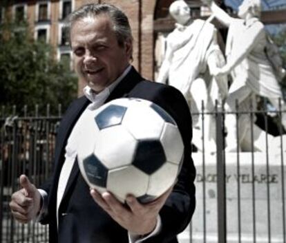 Antonio Miguel Carmona, candidato del PSOE, en la plaza del 2 de Mayo.