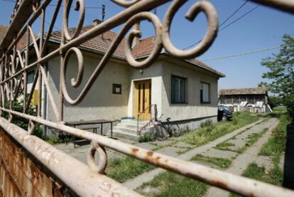 Exterior de la casa donde fue arrestado el jueves el exgeneral serbobosnio Ratko Mladic, en el pueblo de Lazarevo.