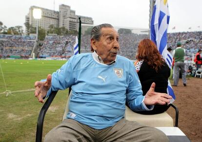 Alcides Ghiggia, antes del homenaje en el estadio Centenario de Montevideo.