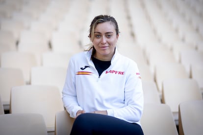 Paula Badosa posa durante la entrevista en el estadio de la Cartuja de Sevilla.