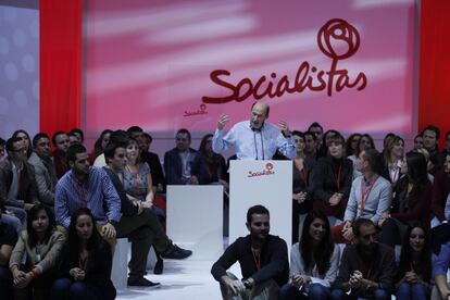 Alfredo Pérez Rubalcaba se dirige a los asistentes a la Conferencia Política del PSOE.