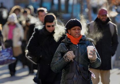 La costa este de EEUU afronta su jornada más gélida en cuatro décadas, con una caída histórica de las temperaturas que, junto al intenso viento, provocará una sensación térmica de hasta menos 50 grados celsius en algunos puntos. En la imagen, ciudadanos en Manhatan.