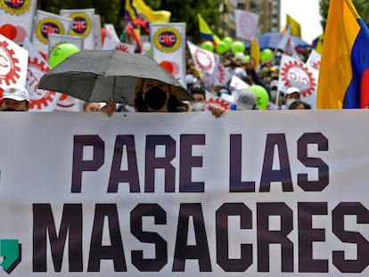 Manifestantes piden el fin de la represión policial en una manifestación contra el Gobierno celebrada este 12 de mayo en Bogotá, Colombia.