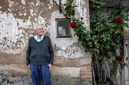 Florencio Gabalda, de 91 años, junto a su casa de Libros.  