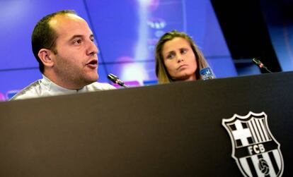 El entrenador del Barcelona, Lluís Cortés, y la portera Sandra Pañós.
