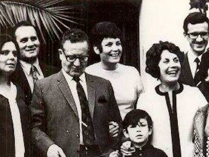 La familia Allende. De izquierda a derecho: Beatriz (que esperaba a su hija Maya), Luis Fernández Oña, Salvador Allende, Carmen Paz, Hortensia Bussi de Allende, Héctor Sepúlveda (exmarido de Carmen Paz), Isabel Allende y su hijo, Gonzalo.