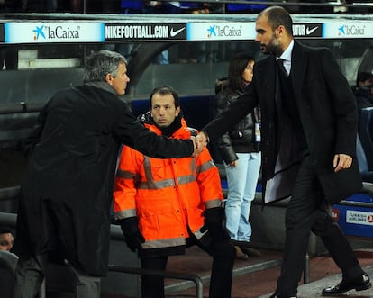 El técnico del Real Madrid Jose Mourinho se saluda con el entrenador azulgrana Pep Guardiola en el primer clásico que disputó el técnico blanco el 29 de noviembre de 2011. El resultado fue una victoria para los culés de 5-0.